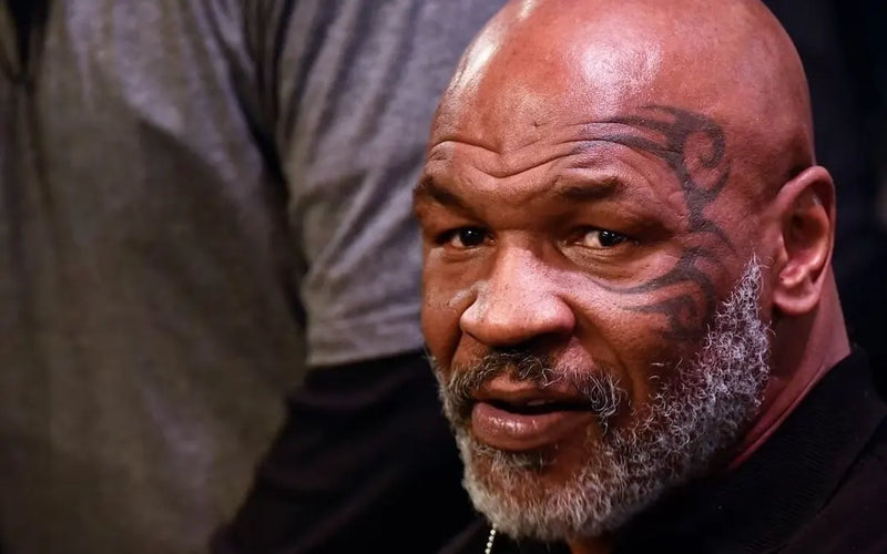 Surpreso, Mike Tyson reage à notícia da morte de Maguila durante entrevista